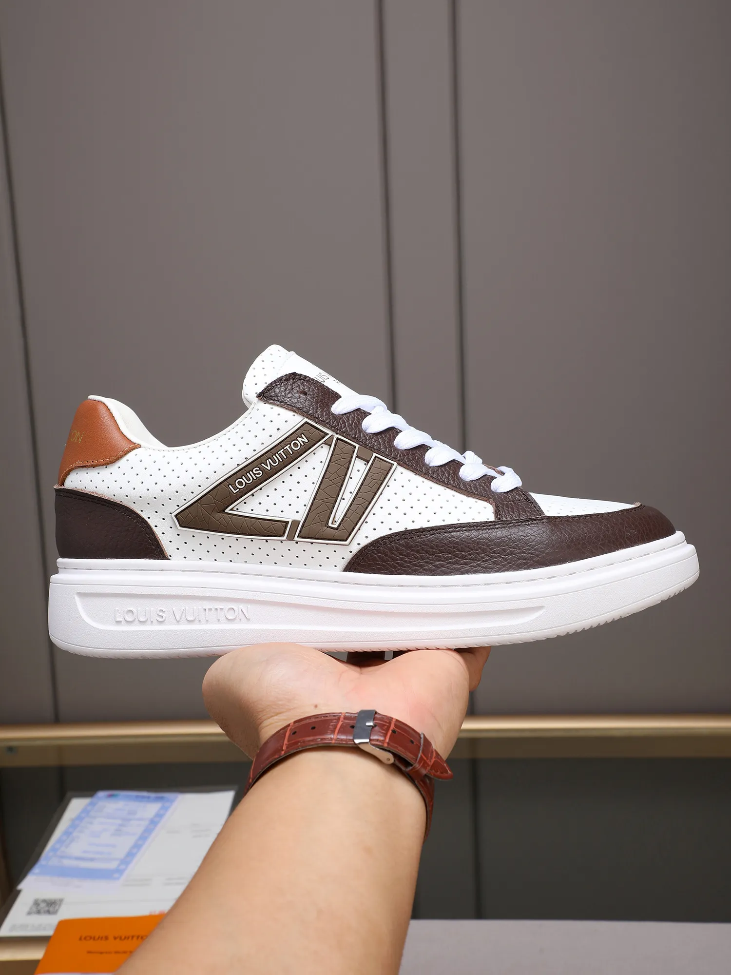 PP420 main model 👍👍👍2025 new LOUIS VUITTON [Luden Yiwei]——LV upper [Lv]🇮🇹Imported first-layer cowhide embossed🇩🇪Inside imported sheepskin lining ➕Non-slip and wear-resistant outsole. Every man's identity is reflected in his elegant and stable upper shoes🚶🏻🚶🏻📯 No matter the wind or rain, the shoe last remains unchanged and can stand the test of time🔍️. ——Code number: 38-44 (45 can be customized)